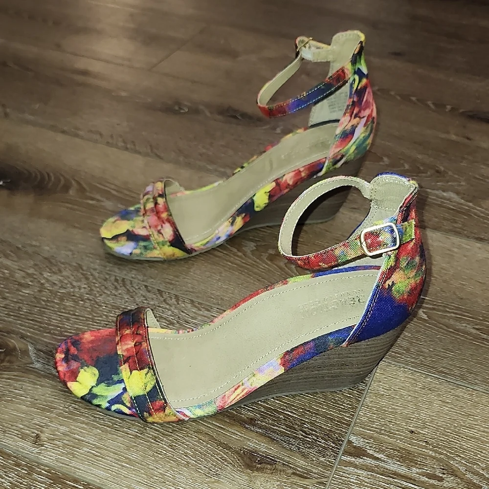 Kenneth Cole Reaction Cake Shop 2 Flora Open Toe Multicolor Floral Wedge Sandals